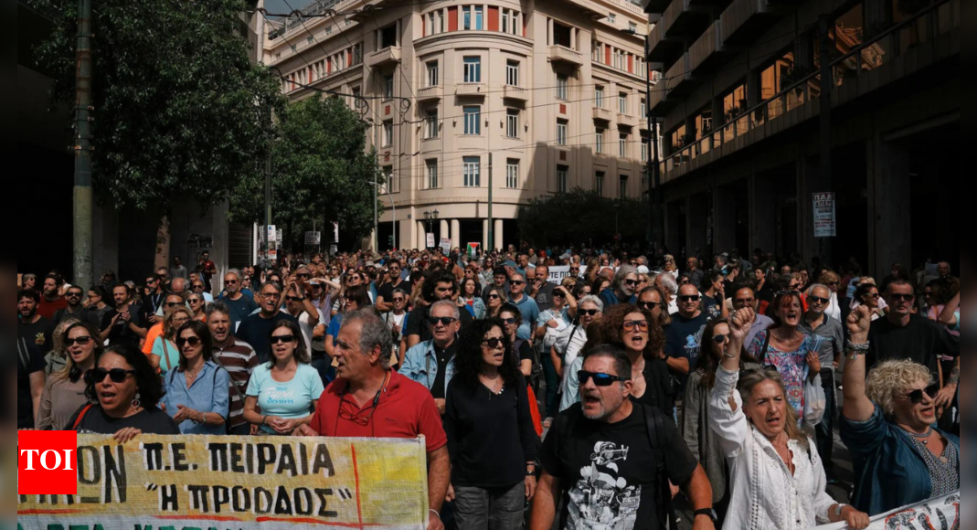 <div>Greece protests: 8,000 workers strike against ‘13-hour workday' reform; calls new bill ‘modern slavery’</div>