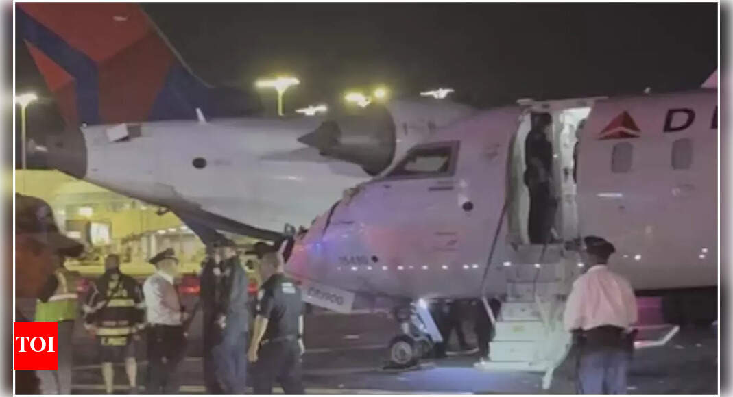 Two Delta planes collide while taxiing at LaGuardia Airport in New York; wing of one plane detached - Video