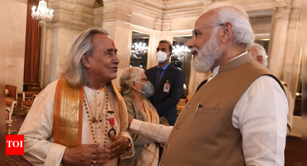 <div>'Deeply saddened': PM Modi mourns Pandit Channulal Mishra; hails classical singer's legacy</div>