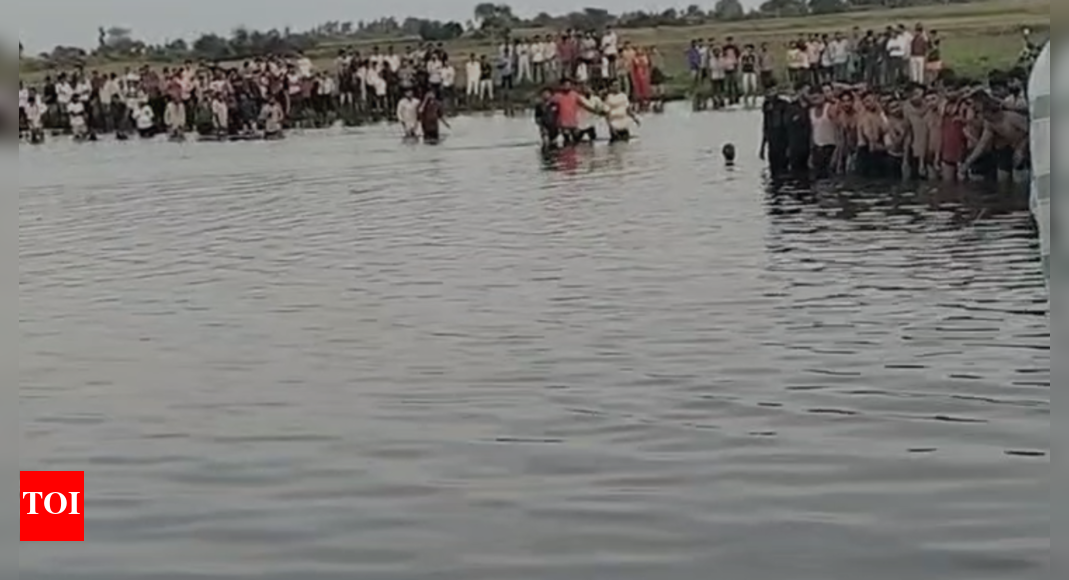 11 dead as tractor-trolley overturns during idol immersion in MP's Khandwa