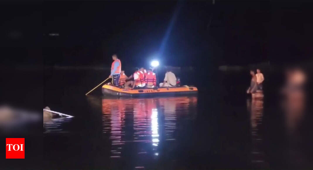 MP: Tractor-trolley overturns in pond during Durga idol immersion; 11 drown