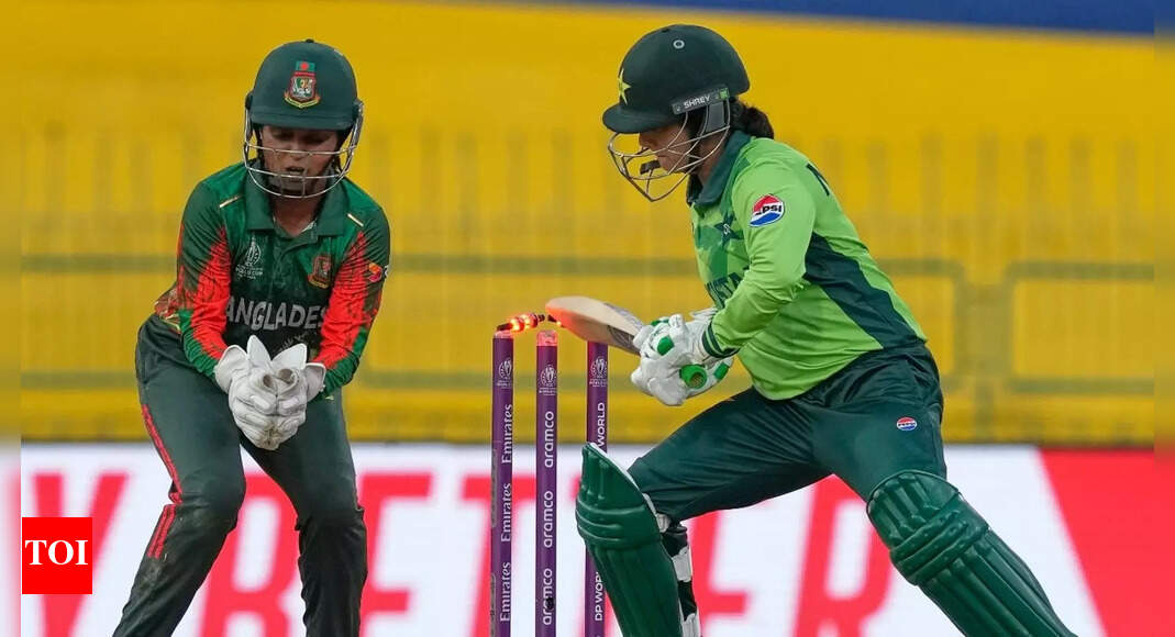 Hilarious! Pak batter gives away her wicket in bizarre manner - Watch