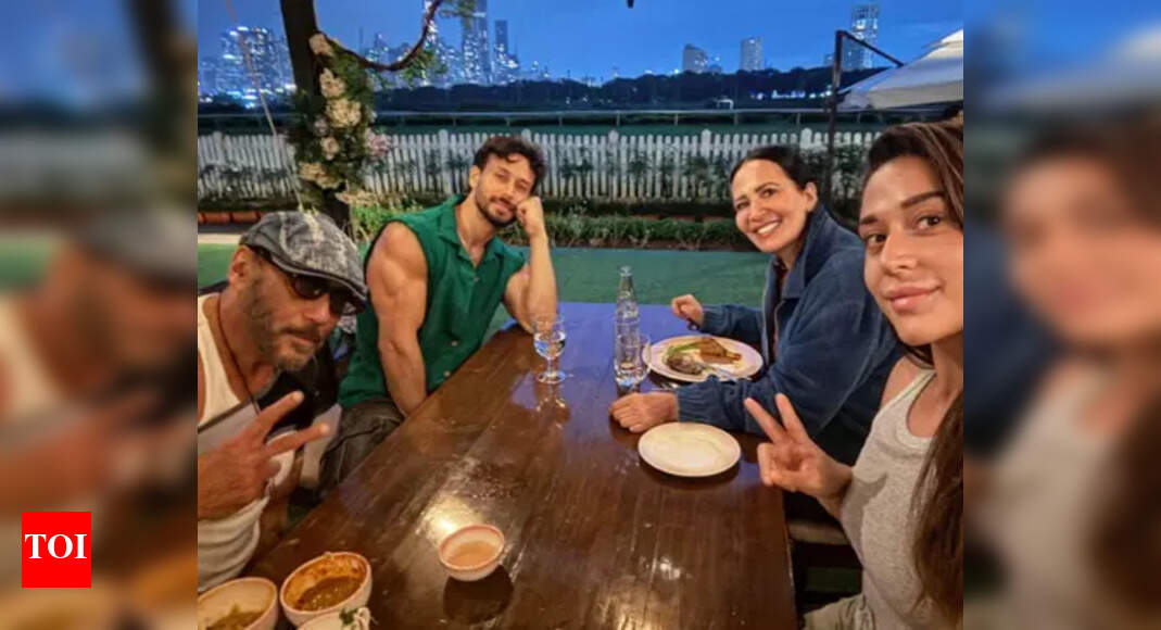 Tiger Shroff enjoys family dinner with Jackie, Ayesha and Krishna; shares pic