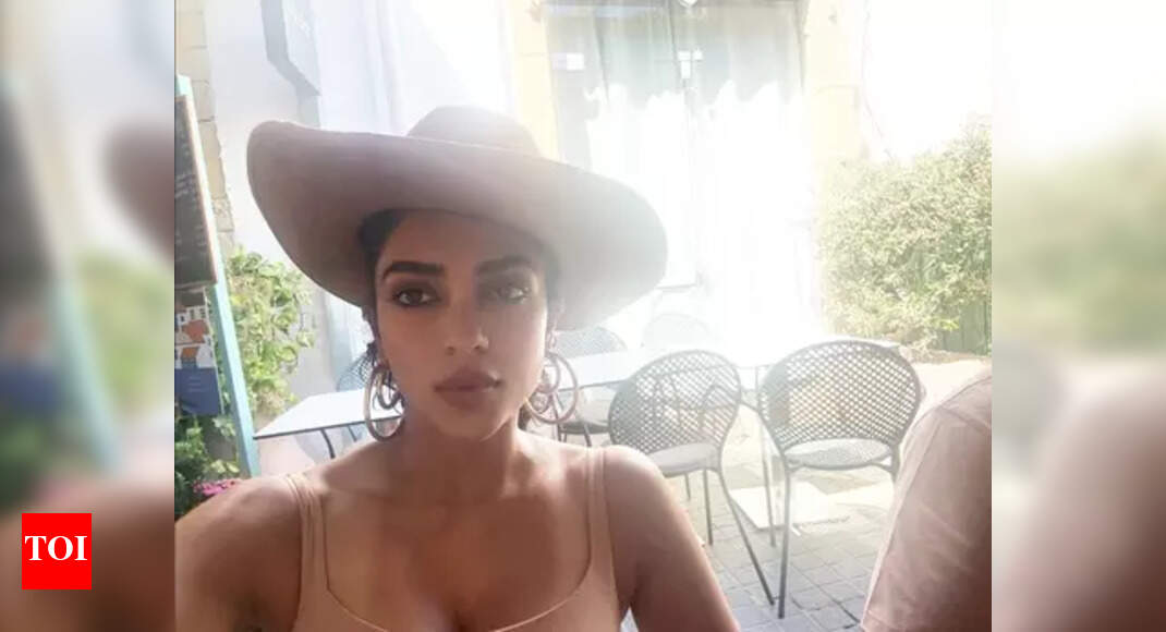 Sobhita Dhulipala jokes about her selfie skills: Calls herself an 'Indian Uncle'