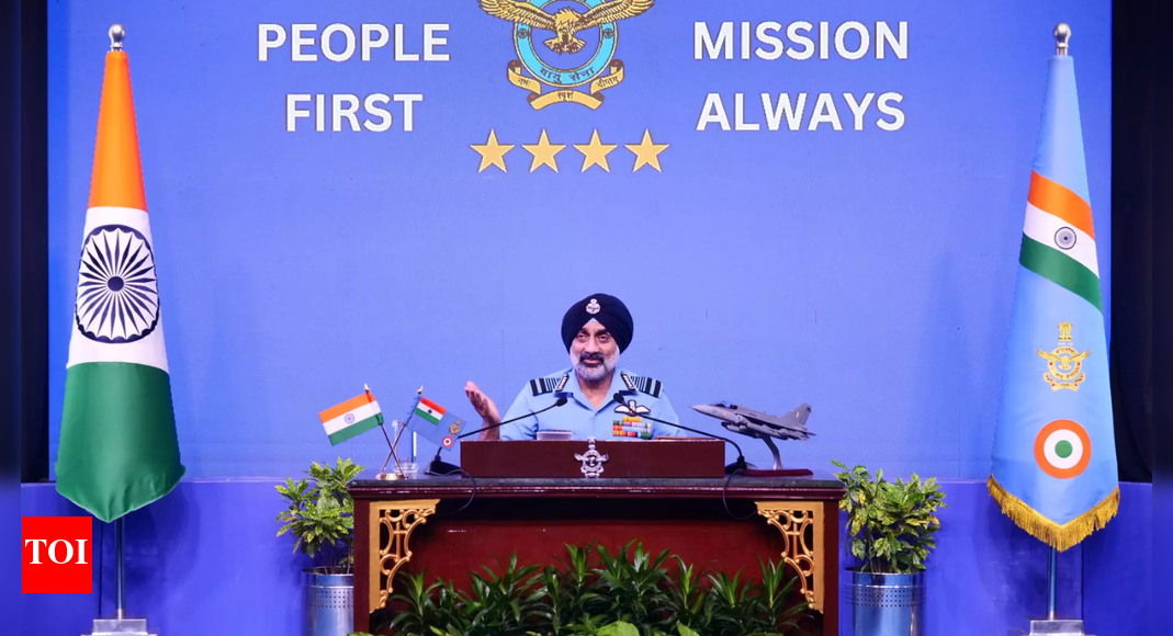 <div>'Importance of man': IAF chief on future of war; rubbishes Elon Musk's prediction</div>