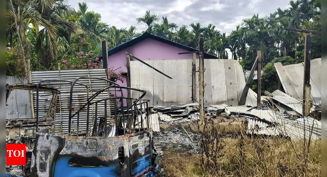 <div>Suspected miscreants from Nagaland set ablaze houses in Assam's Golaghat</div>