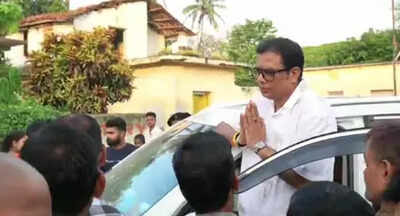 Bihar polls: ‘Rebel’ JDU legislator switches to RJD; welcomed by Tejashwi