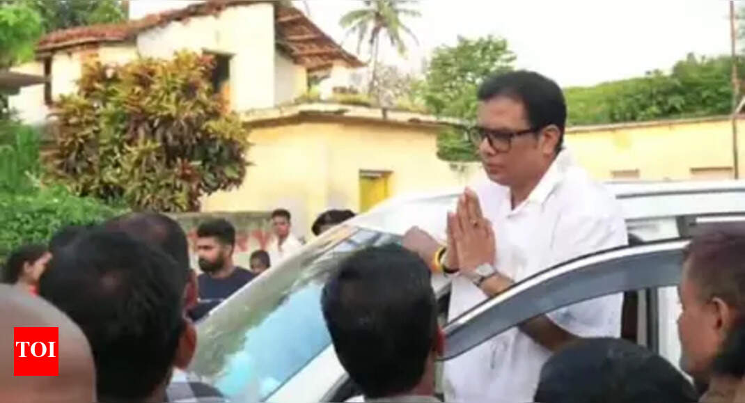 Bihar polls: ‘Rebel’ JDU legislator switches to RJD; welcomed by Tejashwi