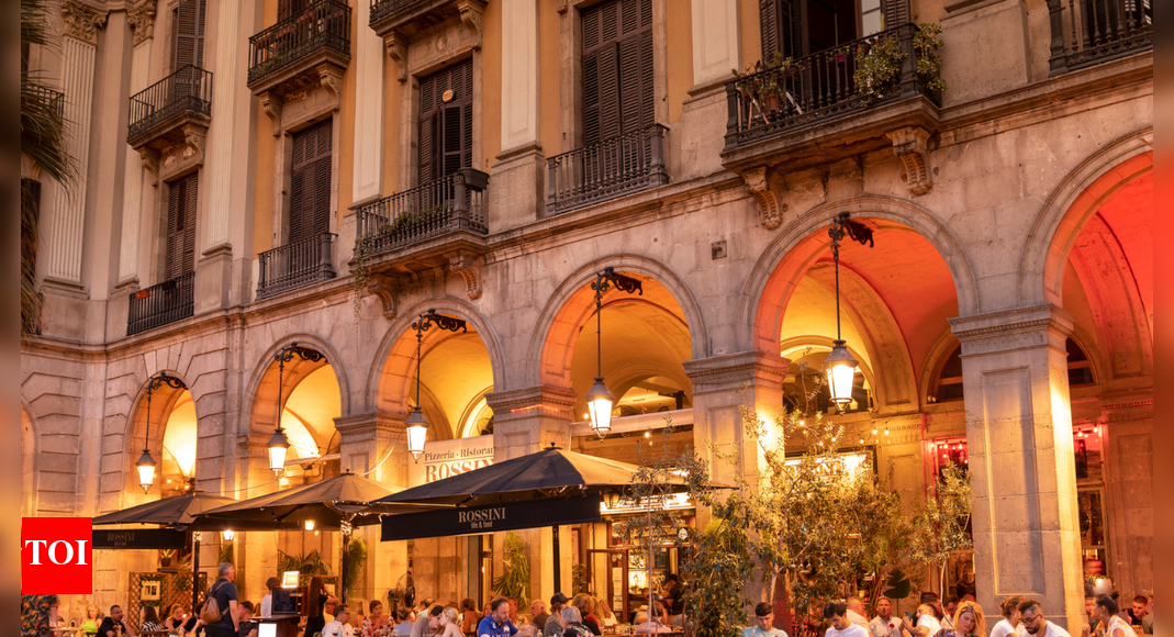 Why the normal dinner time is considered 10 pm in Spain