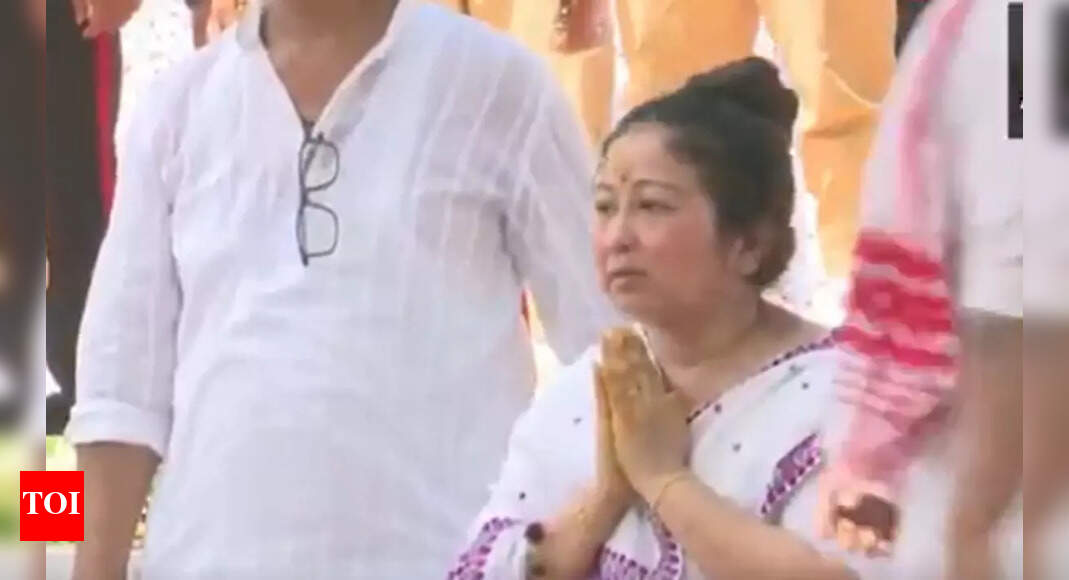Garima returns autopsy report, questions Shekhar’s silence over poisoning claim
