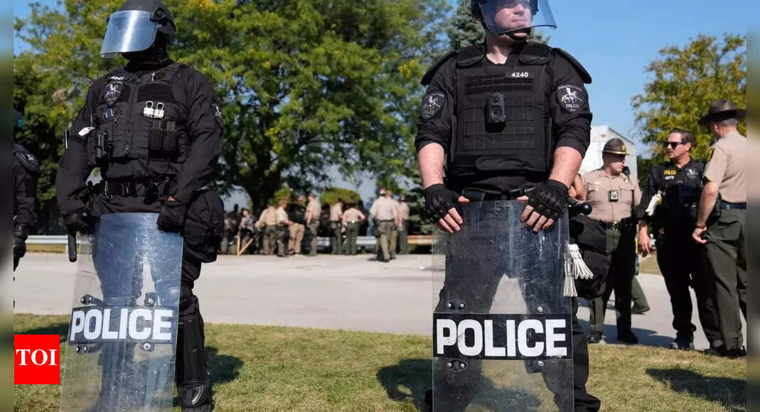 <div>Tension in Chicago: Federal agents shoot woman, claiming they were 'boxed in' by 10 cars; she was an armed threat</div>