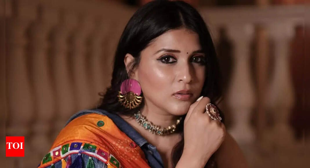 Mannara Chopra to make her Tamil debut as a lead