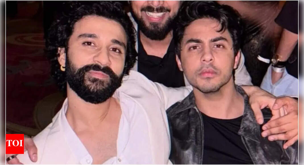 <div>Aryan has ENTIRE FLOOR? Raghav recalls visiting SRK's Mannat</div>
