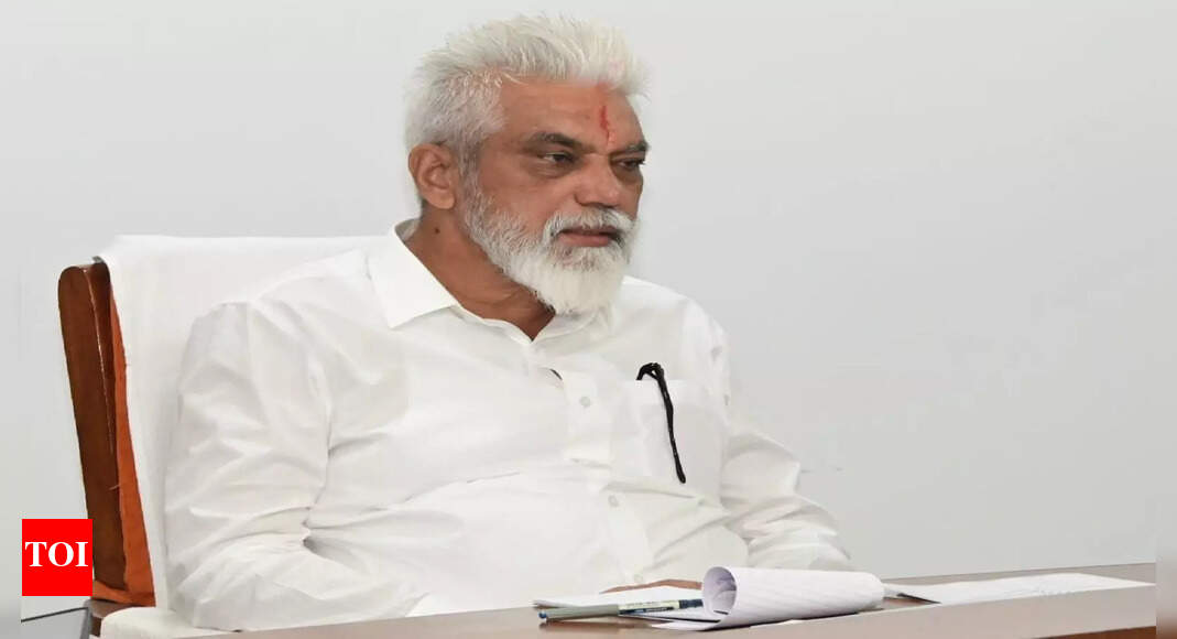 Nashik guardian minister issue will have to be taken to Donald Trump: Dada Bhuse; Shiv Sena (UBT) hits back