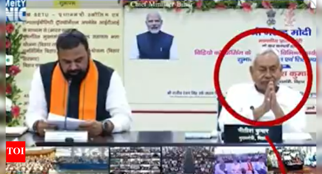 <div>'No longer fit to run Bihar': Tejashwi shares video of Nitish Kumar's 'unusual gesture'; questions mental fitness</div>