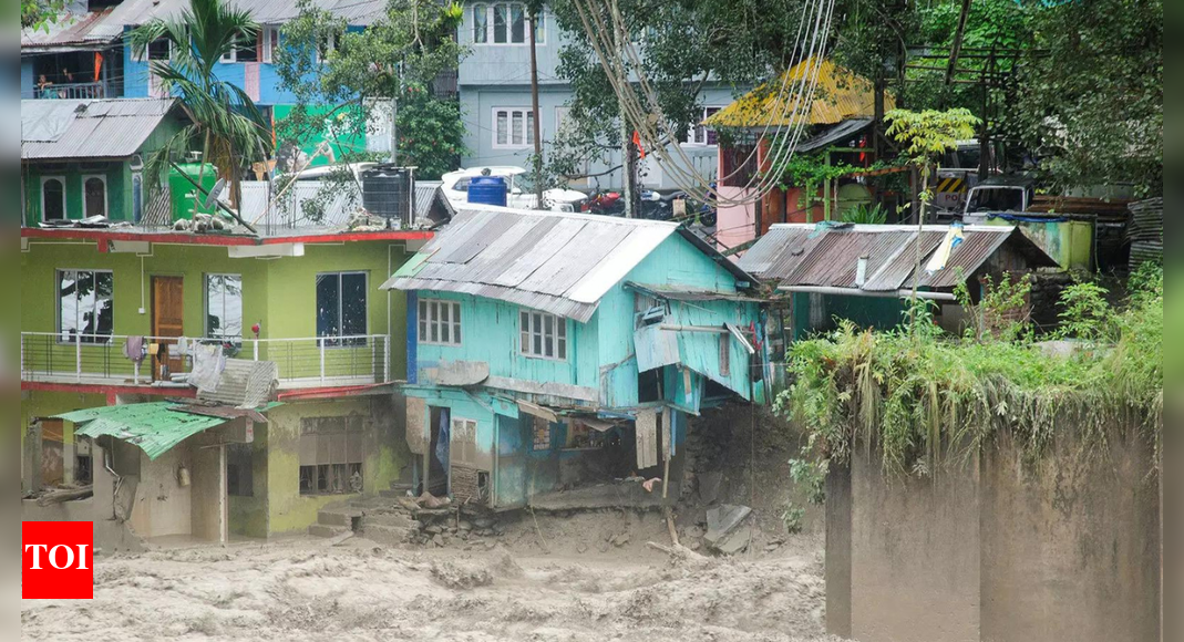 <div>Flash floods alert in Bengal: Bhutan's Tala dam overflows amid torrential rains; NDRF on 