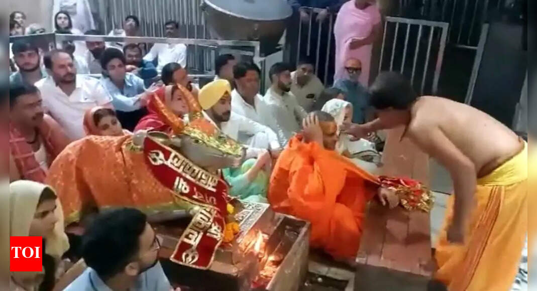 Watch: Shikhar Dhawan Attends Bhasma Aarti at Mahakaleshwar Temple, Says “I Felt…”
