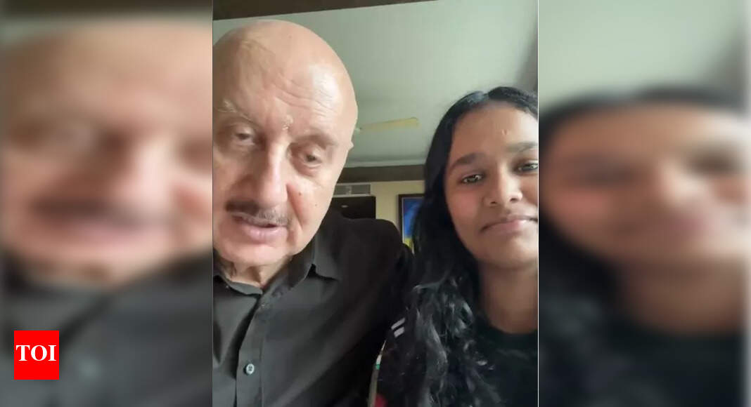 Anupam Kher keeps up the tradition of lunch with Satish Kaushik's family