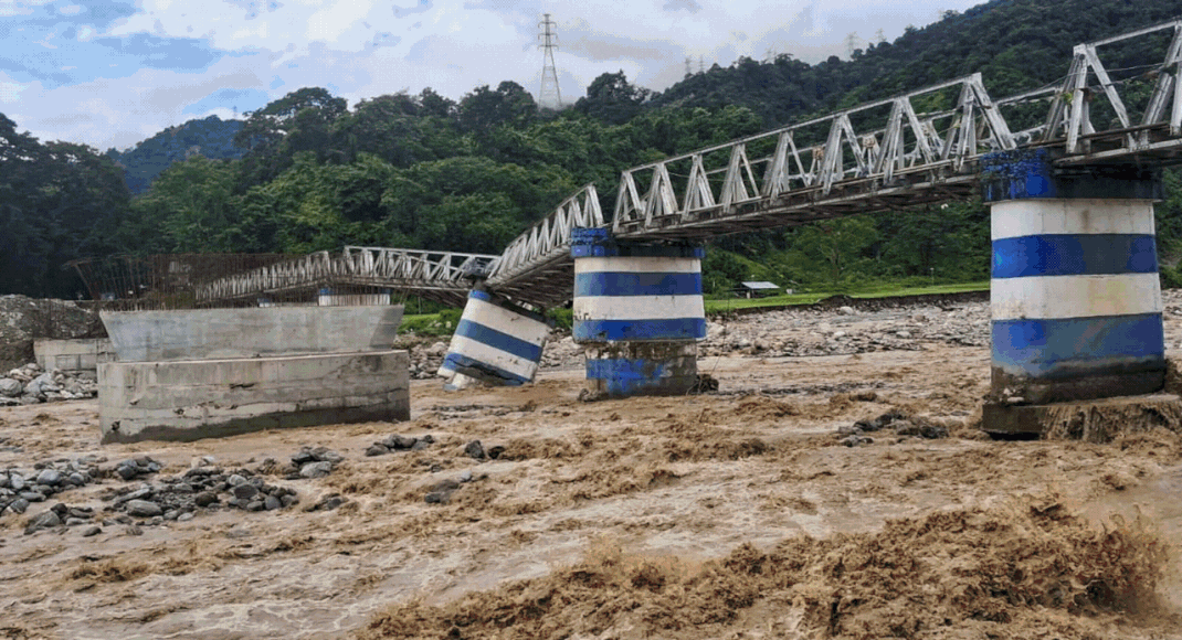 <div>Hills in chaos: 20 killed as landslides hit Bengal's Mirik and Darjeeling; hundreds of tourists stranded - 10 points</div>
