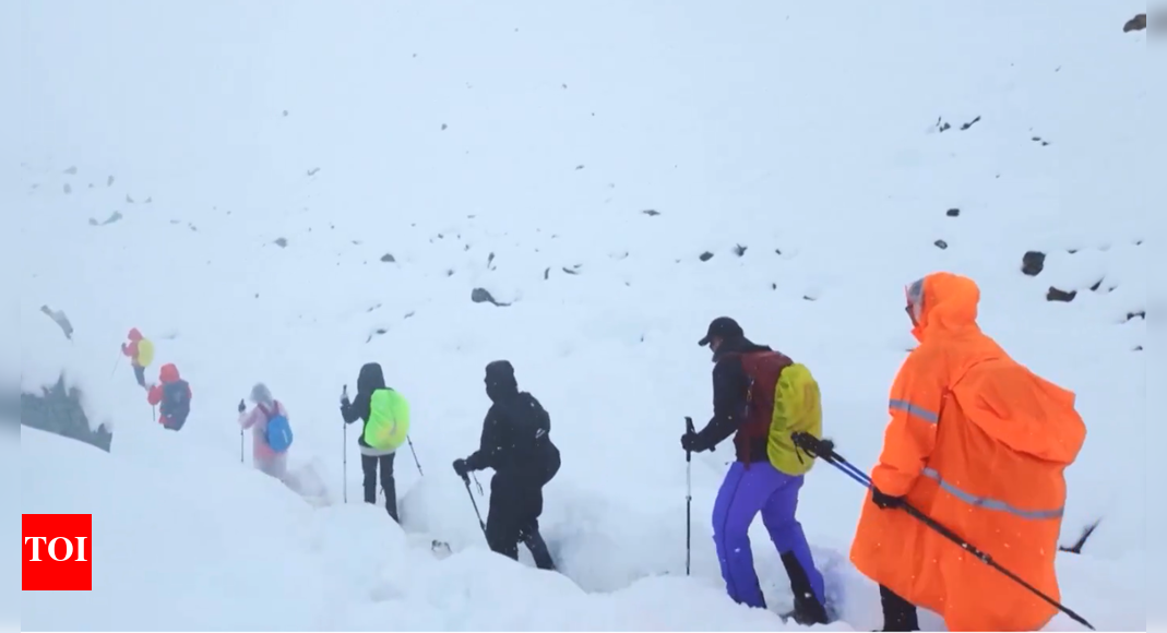 Stranded at 16,000 feet: Blizzard traps hundreds of Everest trekkers; watch