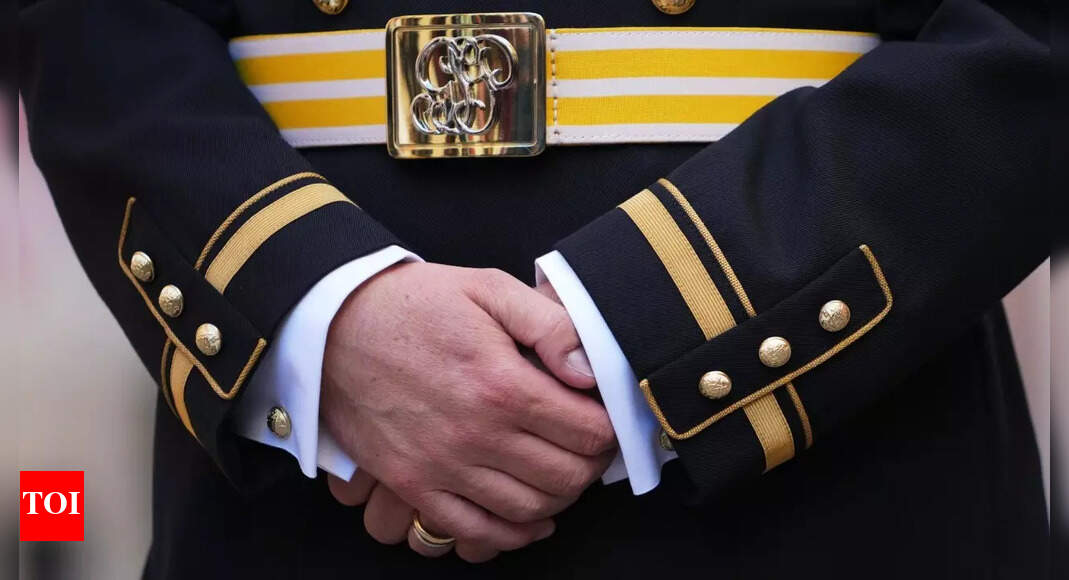 World’s oldest (and smallest) army unveils new uniform; ready to guard the pope and the Vatican
