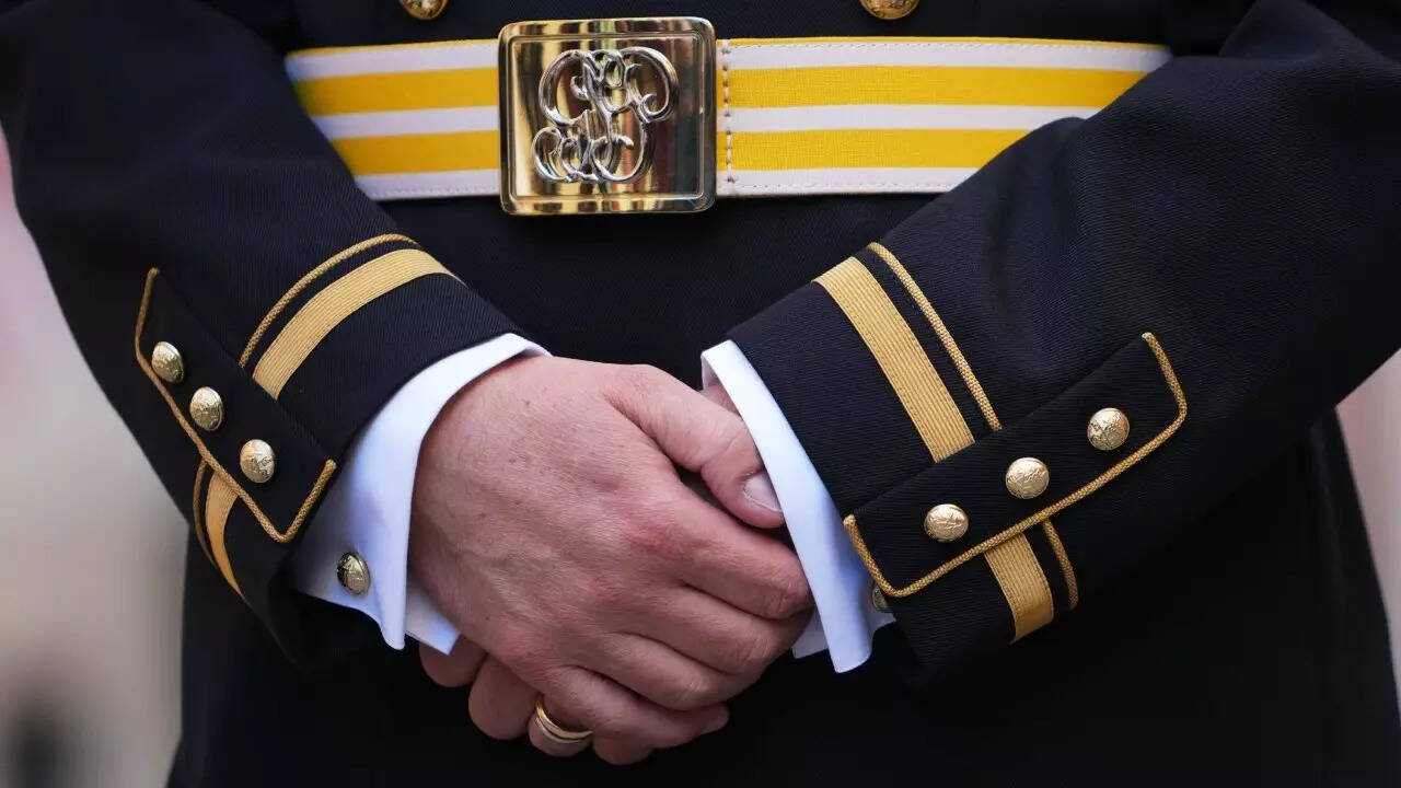 World’s oldest (and smallest) army unveils new uniform; ready to guard the pope and the Vatican