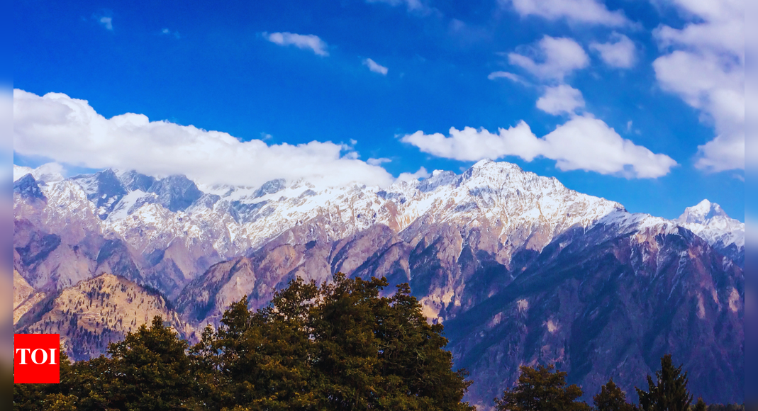 Winter arrives early in the Himalayas: Gulmarg and Himachal witness first snowfall of the season