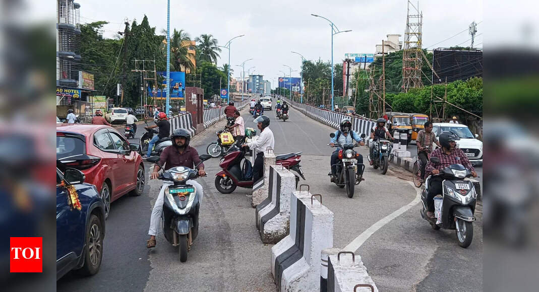 Commuters face problems over road diversions made for Durga Puja