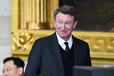 Wayne Gretzky signs new multiyear TNT contract, bringing insight to NHL broadcasts