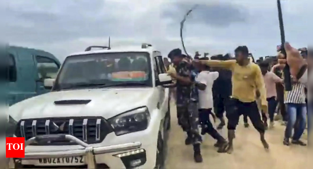 <div>West Bengal: BJP MP & MLA assaulted during flood tour</div>