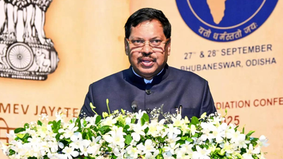 Lawyer tries to hurl shoe at CJI in court; suspended