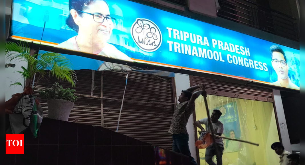 <div>Tit for tat? Now, TMC claims Tripura office 'attacked by BJP-backed goons' - video</div>
