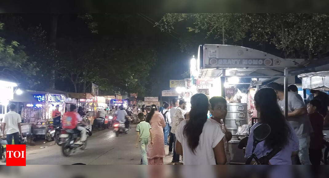 Illegal vendors mint money on Jamshedpur roads during festive months, commuters suffer