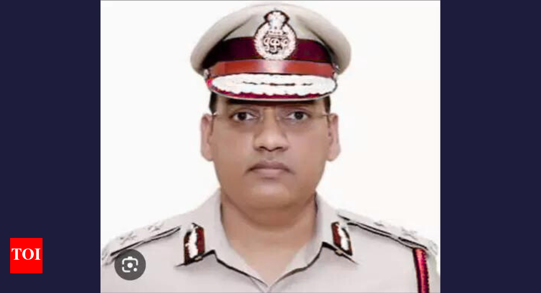 <div>Chandigarh: IPS officer 'shoots self' at home with gunman's revolver; leaves 9-page note</div>