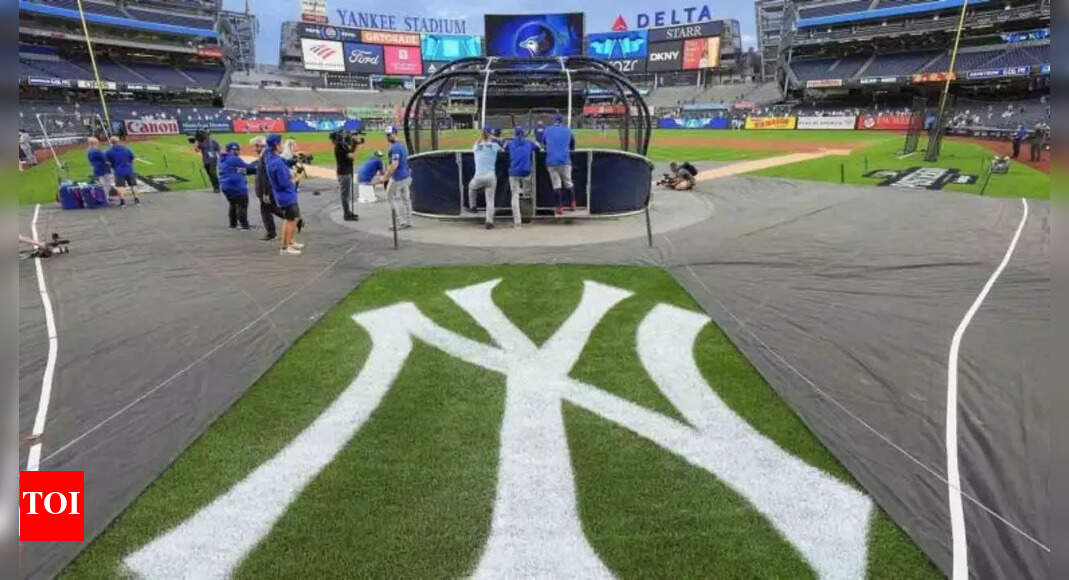 Disrespectful Yankees fans boo Canadian national anthem before crucial Game 3 vs. Blue Jays: See Video