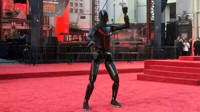 El robot Optimus de Tesla muestra habilidades de kung fu a Jared Leto en el evento de Disney: Ver