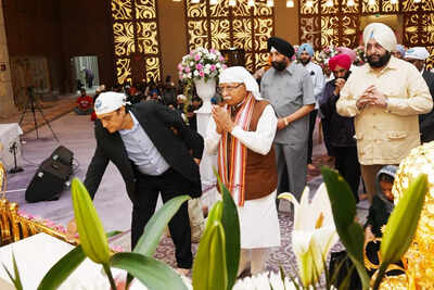 Union minister Manohar Lal offers prayers at Gurudwara Guru Nanak Darbar in Dubai