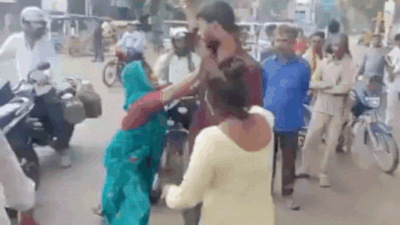 Caught red-handed, wife confronts husband with girlfriend in Kanpur, fierce street fight goes viral