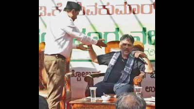 Munirathna disrupts Shivakumar’s event at Bengaluru park, removed from premises