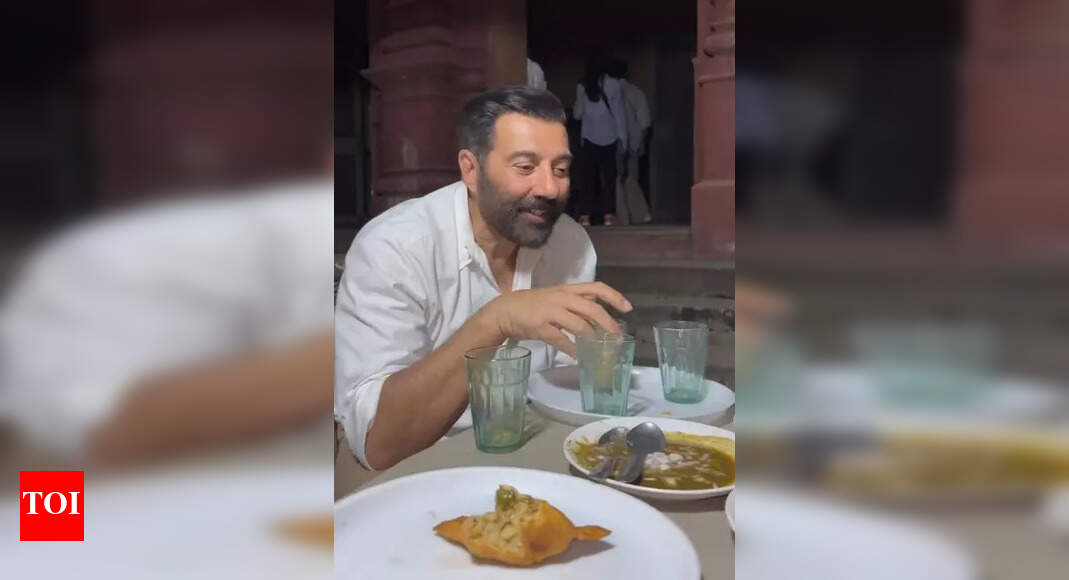 Sunny Deol turns foodie: Relishes samosas with chai; Says 'Stay healthy, eat healthy'