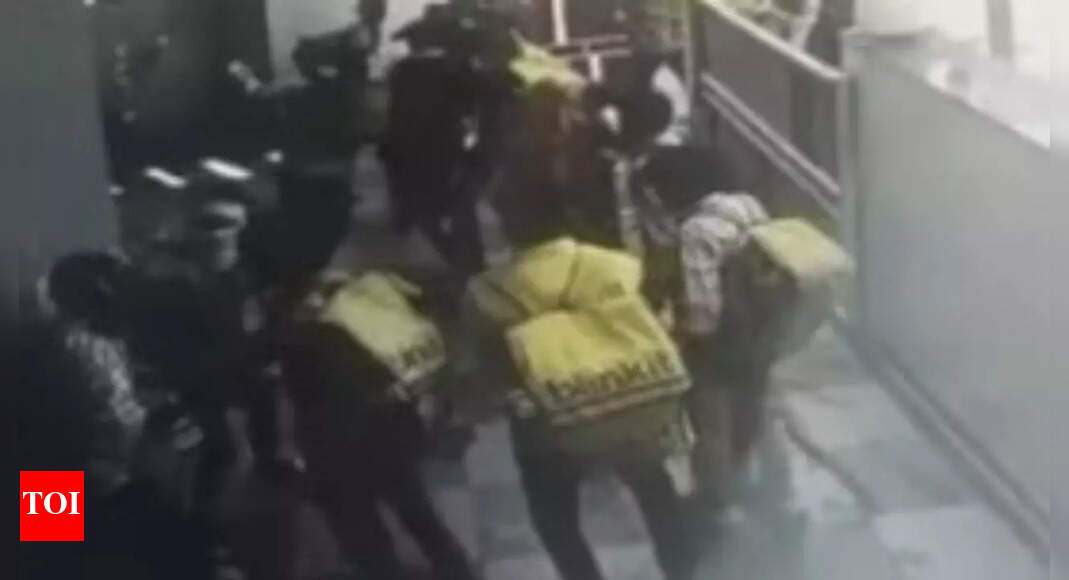 Bhopal: After fight over ‘change’, delivery boy returns with 8, thrashes 2