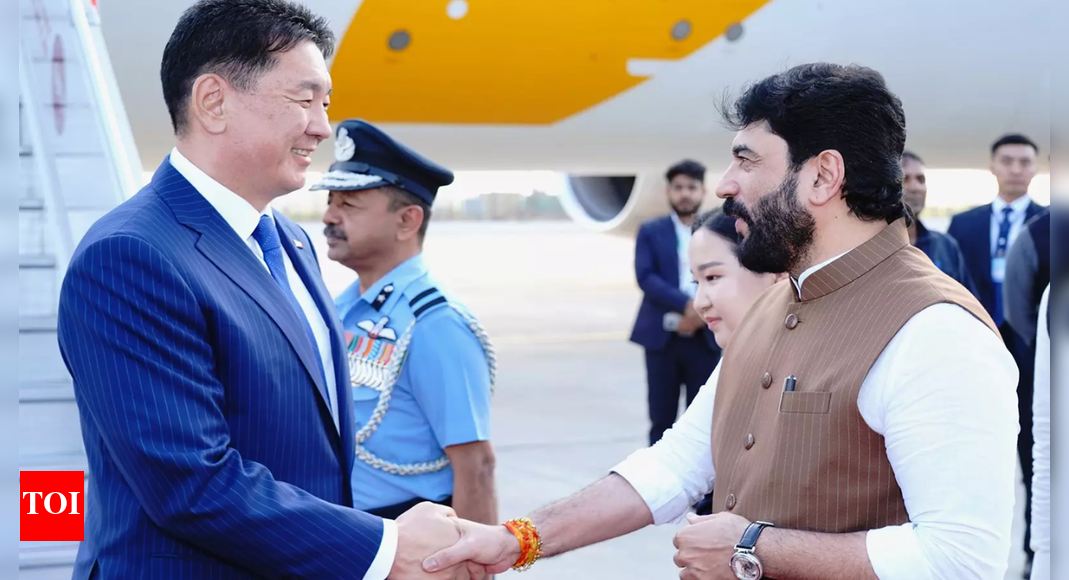 Mongolian President arrives in Delhi, accorded guard of honour