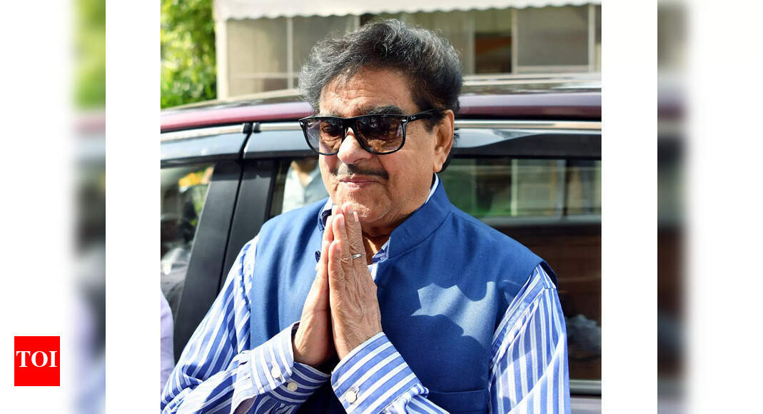 Shatrughan Sinha remembers Kishore Kumar on death anniversary; Calls him a 'Complete entertainer'