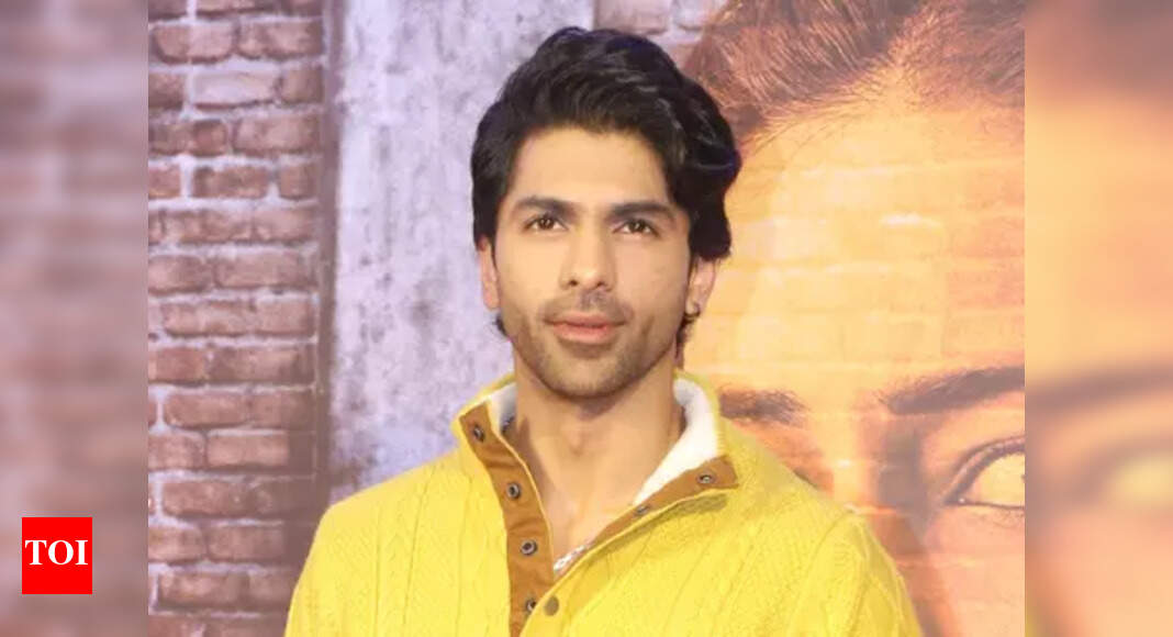 Taha Shah shares unseen pics with Hema Malini, Riteish Deshmukh from Manish Malhotra's Diwali bash