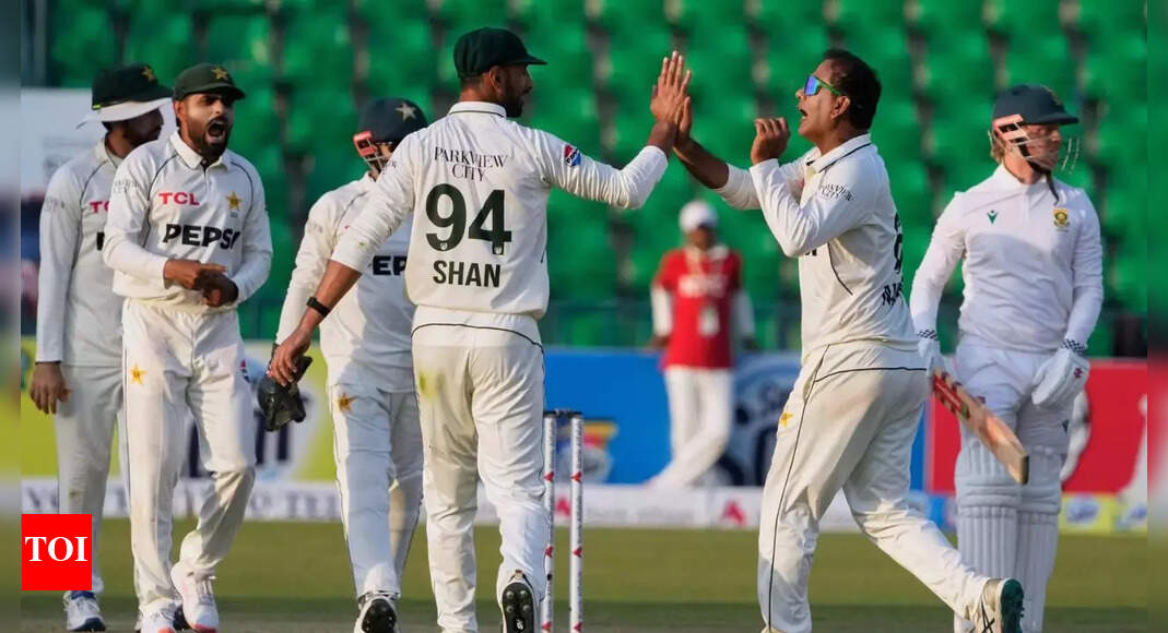 PAK vs SA Live Score: Onus on De Zorzi; Pakistan in driver's seat