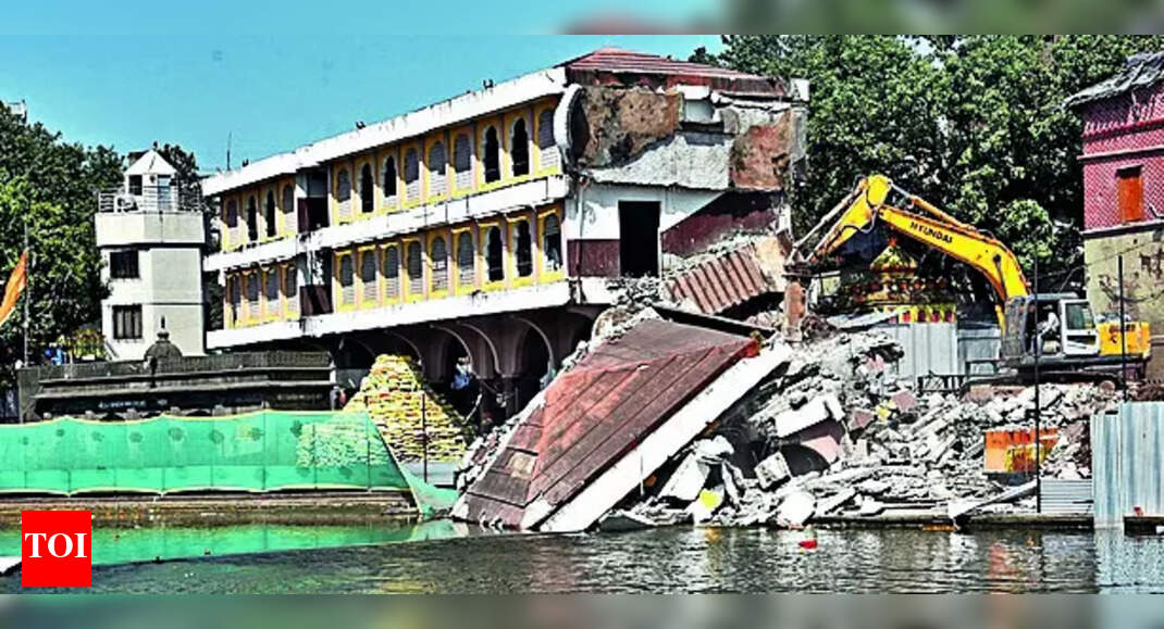 NMC restarts demolition works of 34-year-old Vastrantar Griha bldg