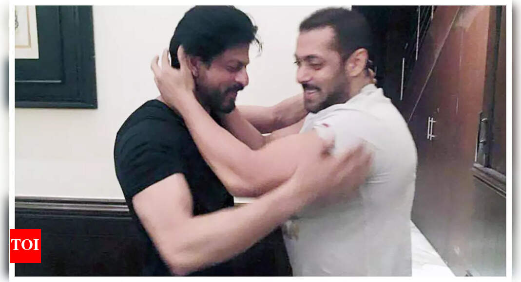 ‘मैंने अपने मृत माता-पिता को गले लगाया लेकिन…’: शाहरुख खान ने एक बार सलमान खान को गले न लगाने की बात कही थी | ‘मैंने अपने मृत माता-पिता को गले लगाया लेकिन…’: शाहरुख खान ने एक बार सलमान खान को गले न लगाने की बात कही थी |