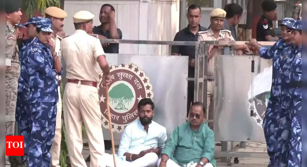 <div>Bihar elections: Cops remove JD(U) MLA Gopal Mandal from outside Nitish Kumar's house - watch</div> <div>Bihar elections: Cops remove JD(U) MLA Gopal Mandal from outside Nitish Kumar's house - watch</div>