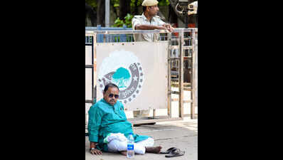 JD(U) MLA protests outside CM house over ticket ‘denial’