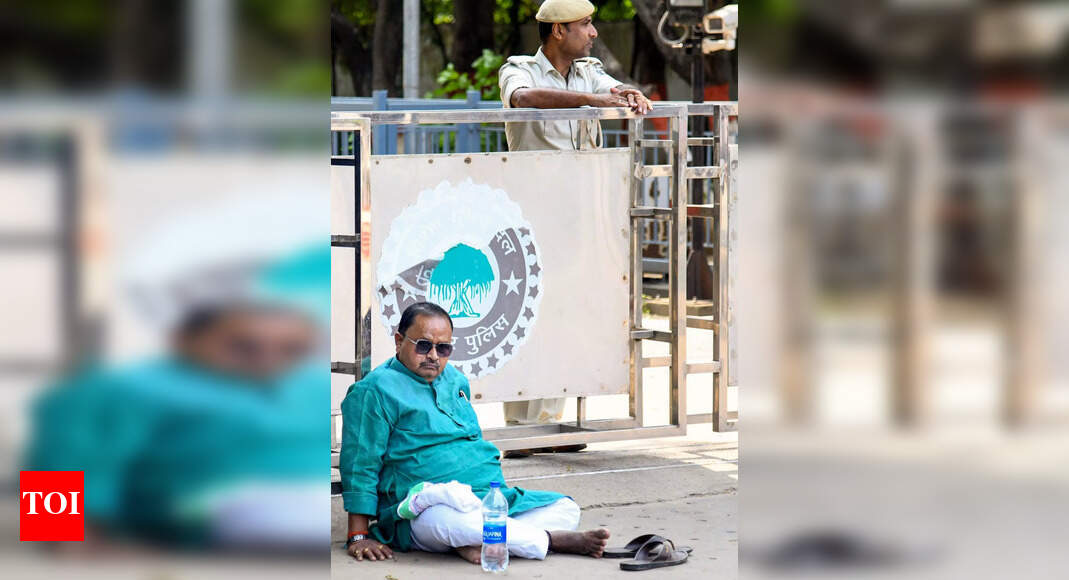 JD(U) MLA protests outside CM house over ticket ‘denial’